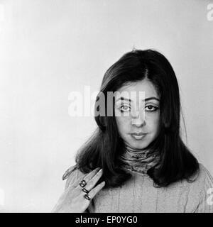 Deutsch griechische Sängerin Vicky Leandros bei einem Fotoshooting, Deutschland Anfang 1970er Jahre. Tedesco Greco cantante Vic Foto Stock