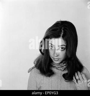 Deutsch griechische Sängerin Vicky Leandros bei einem Fotoshooting, Deutschland Anfang 1970er Jahre. Tedesco Greco cantante Vic Foto Stock