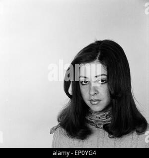 Deutsch griechische Sängerin Vicky Leandros bei einem Fotoshooting, Deutschland Anfang 1970er Jahre. Tedesco Greco cantante Vic Foto Stock