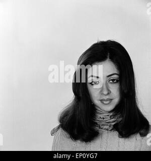 Deutsch griechische Sängerin Vicky Leandros bei einem Fotoshooting, Deutschland Anfang 1970er Jahre. Tedesco Greco cantante Vic Foto Stock