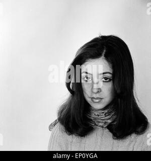 Deutsch griechische Sängerin Vicky Leandros bei einem Fotoshooting, Deutschland Anfang 1970er Jahre. Tedesco Greco cantante Vic Foto Stock