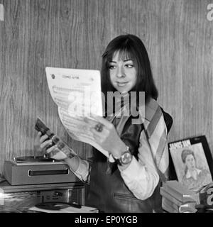 Deutsch griechische Sängerin Vicky Leandros Mit einem Notenblatt und Plattenspieler, Deutschland Ende 1960er Jahre. Il tedesco G Foto Stock