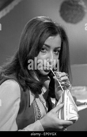 Deutsch griechische Sängerin Vicky Leandros trinkt eine Milch in einer Produktionspause, Deutschland Anfang 1970er Jahre. Ge Foto Stock