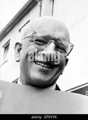 Deutscher Kabarettist, Schauspieler und Schriftsteller Werner Finck, Hamburg Mitte 1970er Jahre. Il cabaret tedesco artista, attore Foto Stock