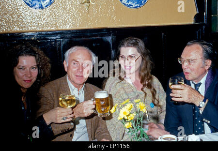 Deutschen Schauspieler Evelyn Hamann, Vicco von Bülow alias Loriot, Margarete Jacobs und sarà Quadflieg bei einem Ristorante Foto Stock