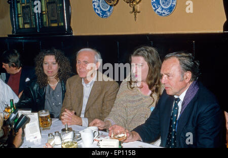 Deutschen Schauspieler Evelyn Hamann, Vicco von Bülow alias Loriot, Margarete Jacobs und sarà Quadflieg bei einem Ristorante Foto Stock