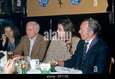 Deutschen Schauspieler Evelyn Hamann, Vicco von Bülow alias Loriot, Margarete Jacobs und sarà Quadflieg bei einem Ristorante Foto Stock