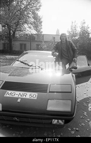 Deutscher Fußballer Günter Netzer mit seinem Ferrari 512 BB, Deutschland Ende 1970er Jahre. Il calcio tedesco Guenter giocatore ne Foto Stock