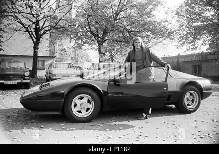 Deutscher Fußballer Günter Netzer mit seinem Ferrari 512 BB, Deutschland Ende 1970er Jahre. Il calcio tedesco Guenter giocatore ne Foto Stock