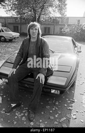 Deutscher Fußballer Günter Netzer mit seinem Ferrari 512 BB, Deutschland Ende 1970er Jahre. Il calcio tedesco Guenter giocatore ne Foto Stock