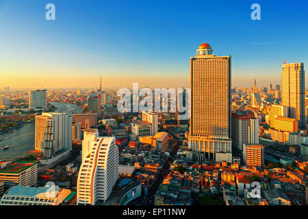 Costruzione di downtown Bangkok di sera Foto Stock