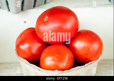 Rosso brillante pomodori impilati in un contenitore in Denton, Maryland, Stati Uniti d'America Foto Stock