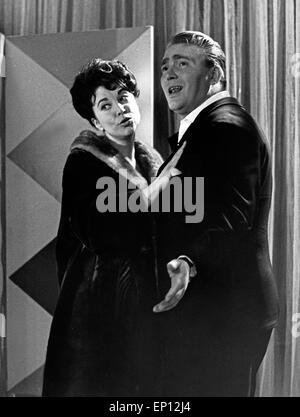 Deutschen Sänger Rita Paolo und und der dänische Jazz Sänger Gustav Winckler, Deutschland Anfang 1960er Jahre. Cantante tedesco Foto Stock