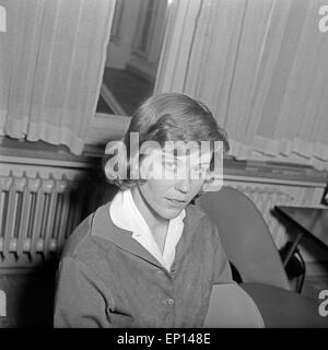 Eine junge Frau sitzt in einem Büro, Deutschland 1950er Jahre, una giovane donna seduta in un ufficio, Germania degli anni cinquanta. Foto Stock