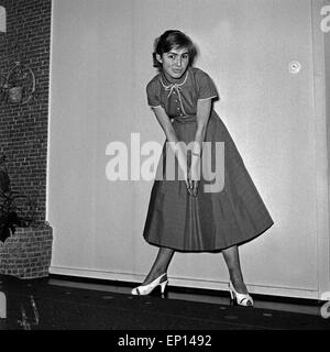 Eine junge Frau in einem Kleid, Deutschland 1950er Jahre. Una giovane donna che indossa un bel vestito, Germania degli anni cinquanta. Foto Stock