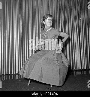 Eine junge Frau sitzt im Petticoat auf einem Stuhl, Deutschland 1950er Jahre. Una giovane donna in un petticoat seduto su una sedia, G Foto Stock