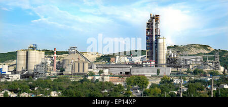 Panorama di un impianto per cemento in un assolato pomeriggio estivo Foto Stock