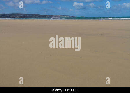 Vista su vuoto spiaggia sabbiosa di St. Ives. St Ives Bay, Cornwall, Inghilterra. Marzo. Foto Stock