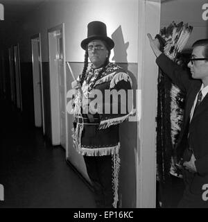 Deutscher Ballettmeister, Synchronsprecher und Schauspieler Benno Hoffmann Medizinmann als, Deutschland 1960er Jahre. Tedesco Foto Stock