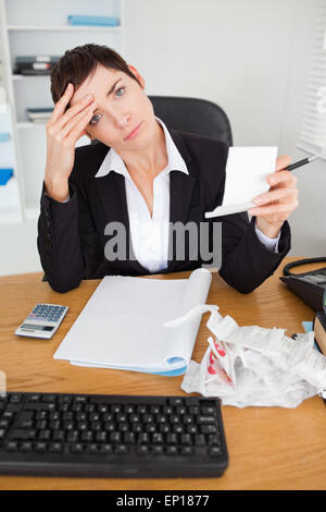 Ritratto di una donna commercialista ricevute di controllo Foto Stock