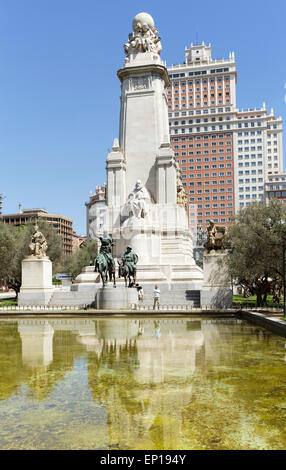 Plaza de Espana - Piazza di Spagna con il monumento di Cervantes tra sculture di Don Chisciotte e Sancho Panza, Madrid, Spagna Foto Stock