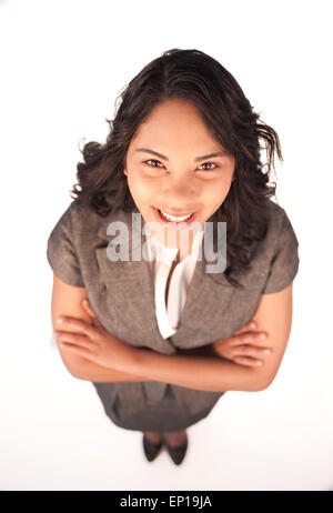 Elevato angolo di imprenditrice sorridente con bracci ripiegati Foto Stock