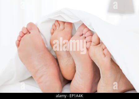 Di famiglia a piedi nel letto Foto Stock