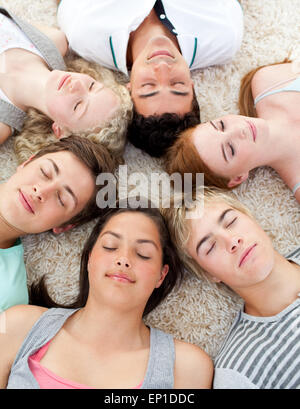 I ragazzi con le loro teste insieme dormire a terra Foto Stock