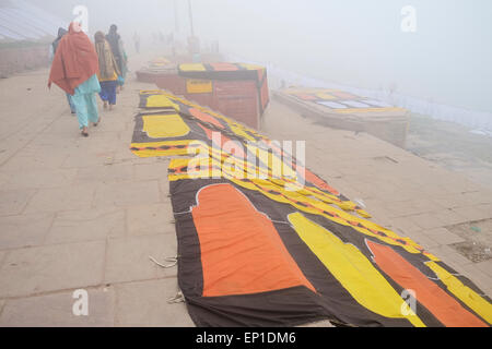 L'asciugatura di biancheria a Varanasi ghats Foto Stock
