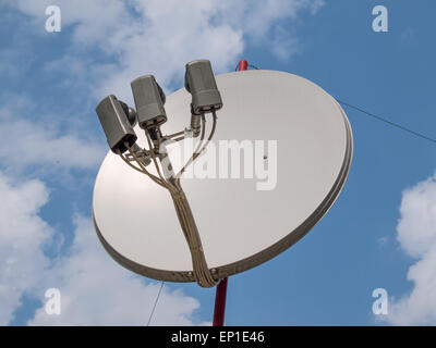 White TV satellitare antenna parabolica con tre testine Foto Stock