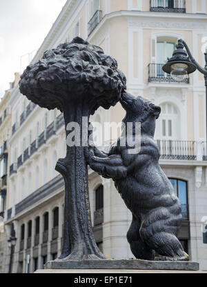 Statua Orso e Madrono albero il simbolo di Madrid in Piazza Sol, la Puerta del Sol di Madrid, Spagna Foto Stock