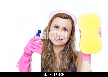 Donna sorridente tenendo una spugna e un detergente spray Foto Stock