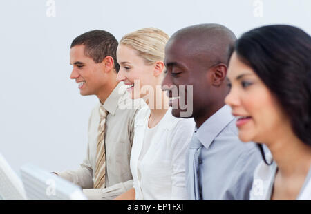 Multi-culturale di business team lavora in ufficio Foto Stock