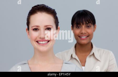 Ritratto di un sorridente e caucasici un imprenditrici afroamericane Foto Stock