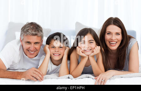 Happy familly guardando la telecamera Foto Stock