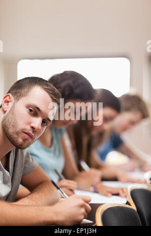 Ritratto di studenti prendendo un esame Foto Stock