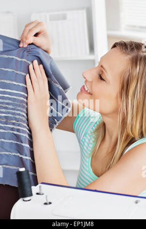 Donna radiante la cucitura in cucina Foto Stock