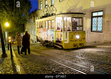 Il Lavra ascensore di notte, Lisbona, Portogallo Foto Stock