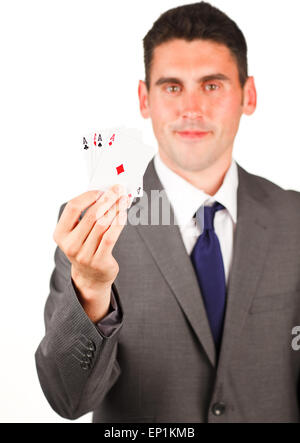 Imprenditore che mostra quattro assi carte da poker Foto Stock
