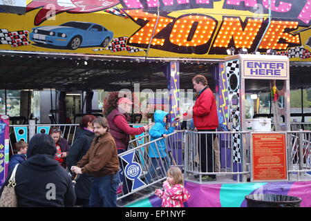 Coquitlam, BC, Canada - 09 Aprile 2015 : persone in fila per entrare autoscontro sezione presso la West Coast divertimenti Carnevale Foto Stock