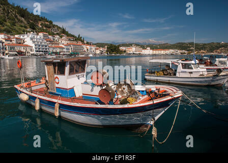 Le barche nel porto di gytheio in Grecia Foto Stock