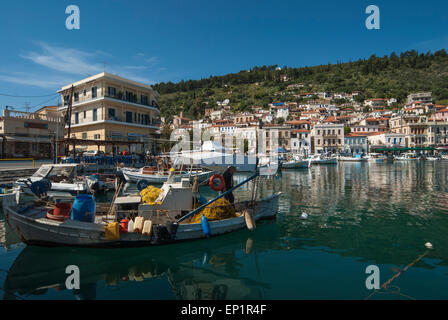 Le barche nel porto di gytheio in Grecia Foto Stock