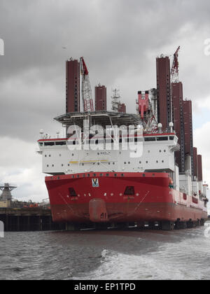 MPI scoperta sollevare il recipiente per l installazione di una turbina eolica, Fiume Tees Foto Stock