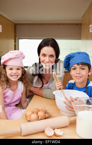 La madre e i suoi figli la preparazione di pasta Foto Stock