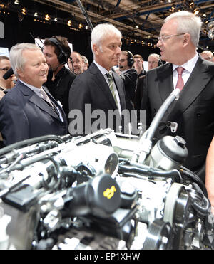 Stuttgart, Germania. 13 Maggio, 2015. Il presidente del consiglio di amministrazione di Porsche in sé, Martin Winterkorn (R)insieme con Mattias Mueller (C) il direttore sportivo del costruttore di automobili Porsche e il presidente del consiglio di amministrazione di Wolfgang Porsche (L) esaminare una Porsche presso la sede di assemblea generale degli azionisti, Stoccarda, Germania, 13 maggio 2015. Foto: Bernd Weissbrod /dpa/Alamy Live News Foto Stock