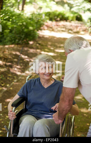 Coppia senior nel bosco Foto Stock