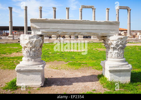 Bianco frammento portico e colonne su uno sfondo, le rovine della città antica Smyrna. Izmir, Turchia Foto Stock