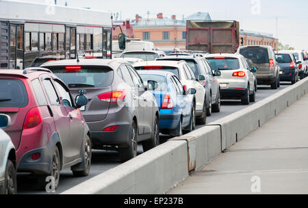 Auto in un ingorgo sulla grande via della città Foto Stock