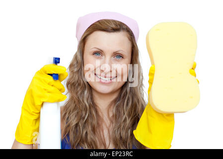 Donna allegra tenendo una spugna e un detergente spray Foto Stock