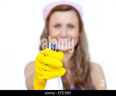 Giovane donna tenendo un detergente spray Foto Stock